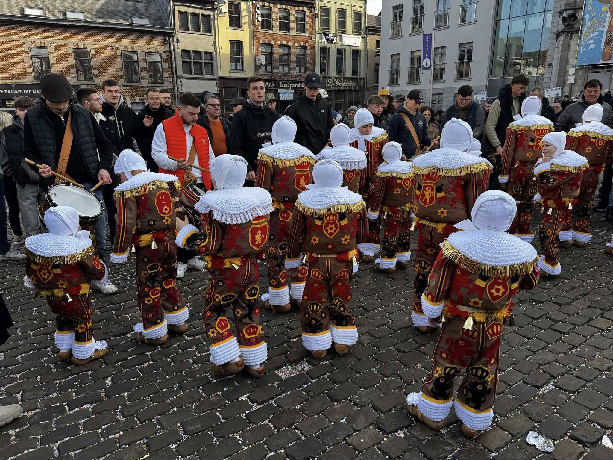 Les Petits Gilles en costume